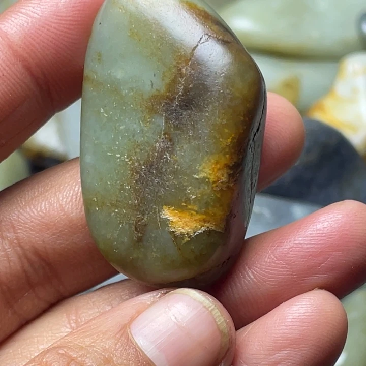 河***易和田玉未镶嵌珠宝半成品有裂