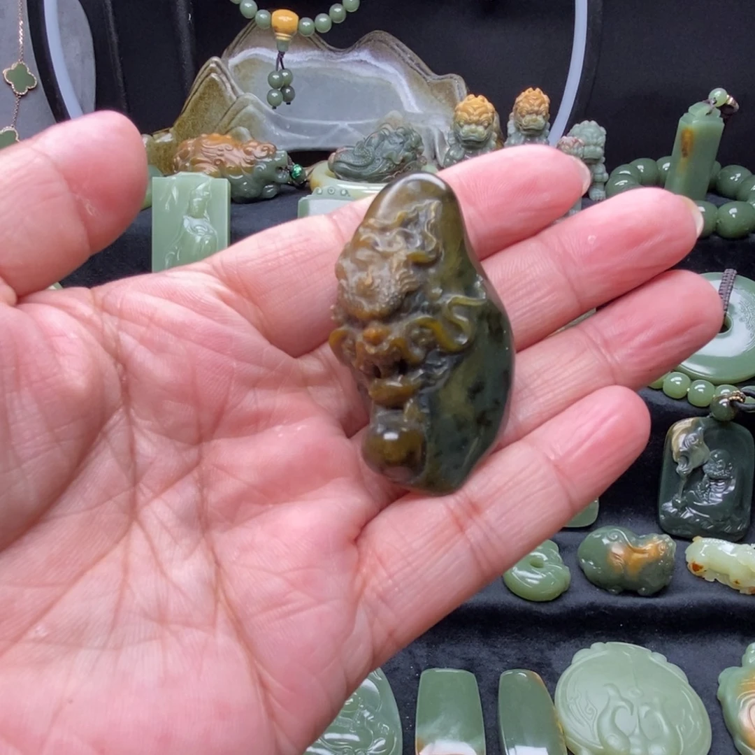 未镶嵌岫岩河磨玉（透闪石质玉）挂件