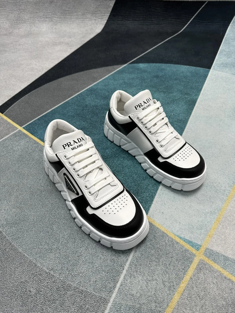 全新未使用 Prada/普拉达 男士经典金属标熊猫色休闲鞋PX017