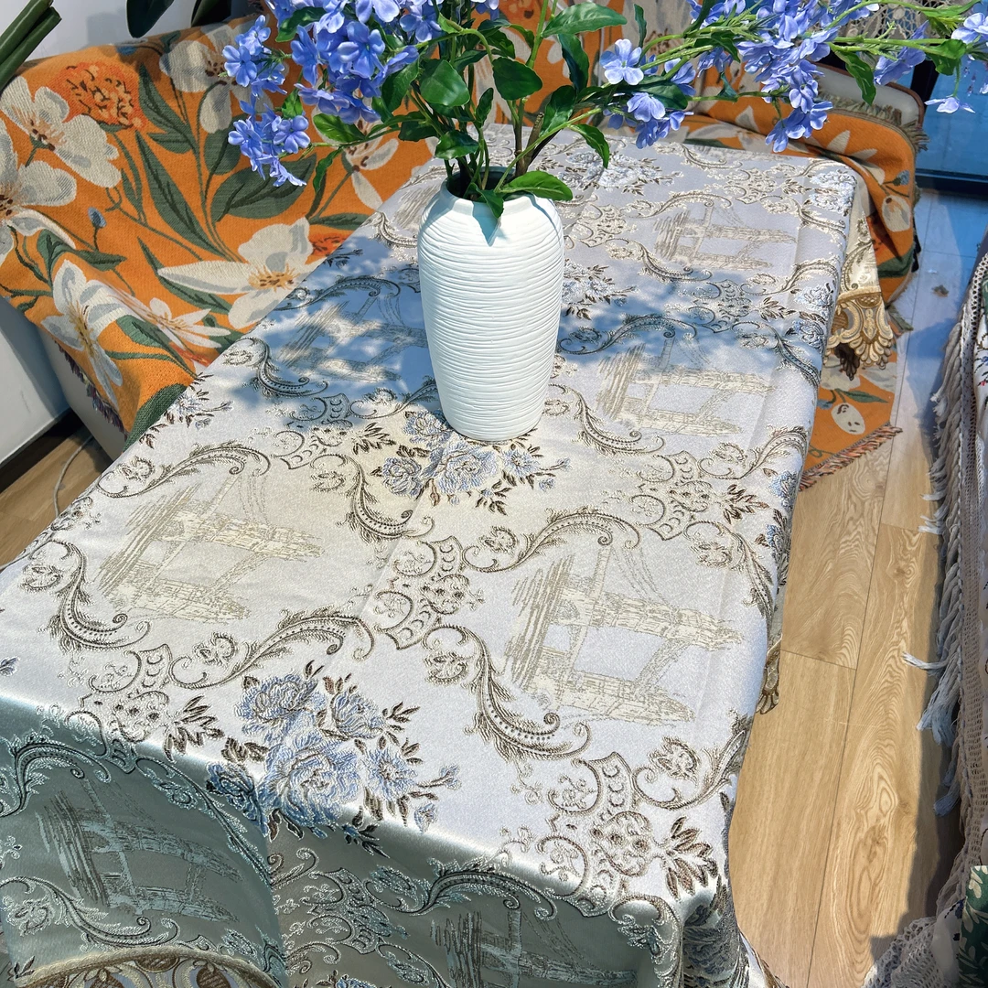 A21-53贡缎（130*180cm）米底蓝色鲜花凤尾花边桌布