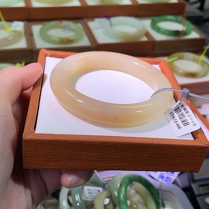 和田玉未镶嵌手镯水蜜桃桂花糕57+