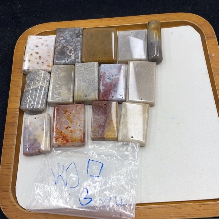 ****️硅化珊瑚（珊瑚玉）合金颈饰