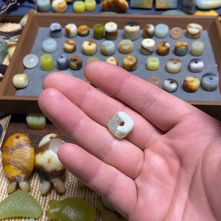 南***说蛇纹石玉未镶嵌颈饰