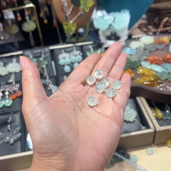 一***官未镶嵌蛇纹石玉项链