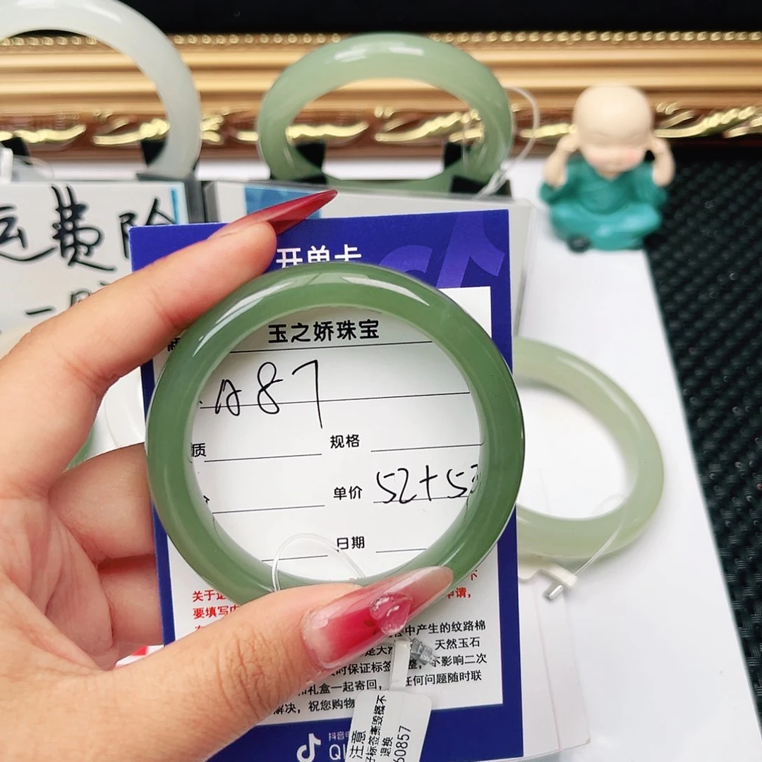 和田玉手镯未镶嵌过**烟