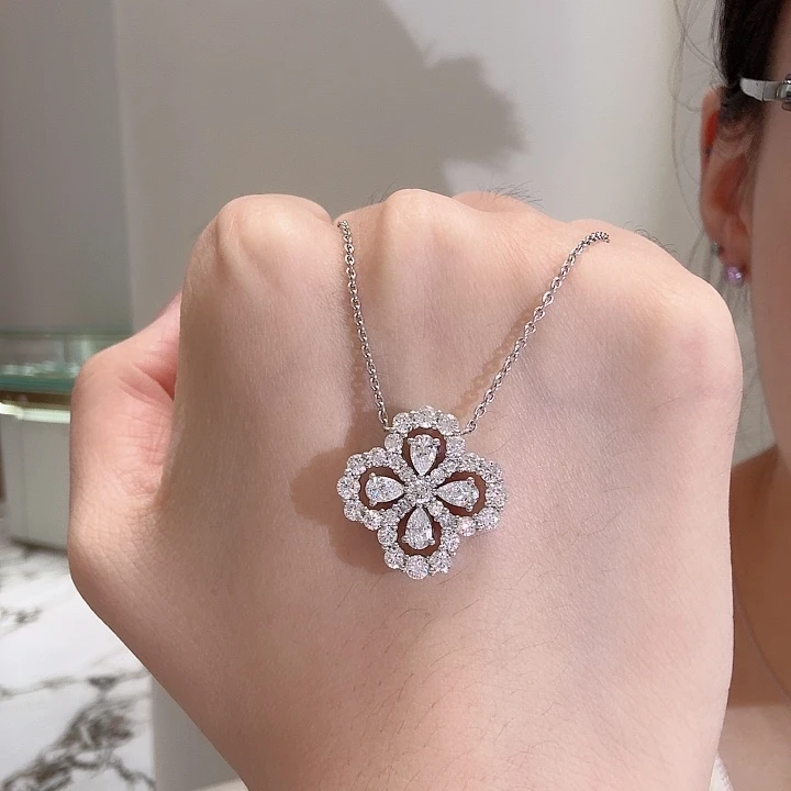 颈饰铂Pt950镶嵌合成钻石