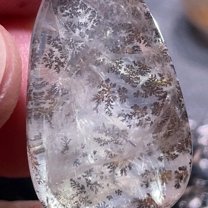 白***霜发晶未镶嵌颈饰钛