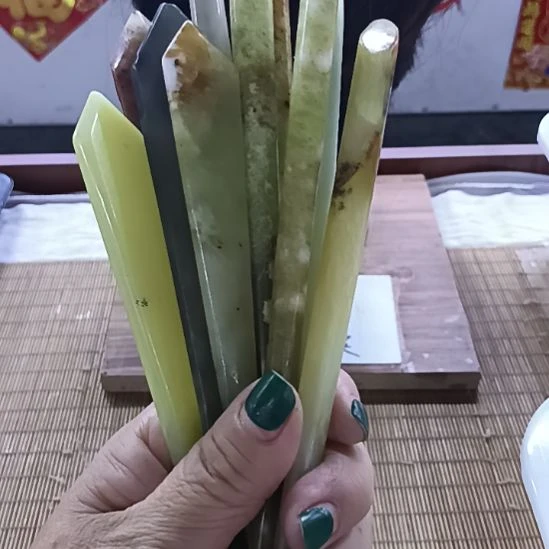 未镶嵌蛇纹石玉岫玉素棍发簪，纯天然俏色。