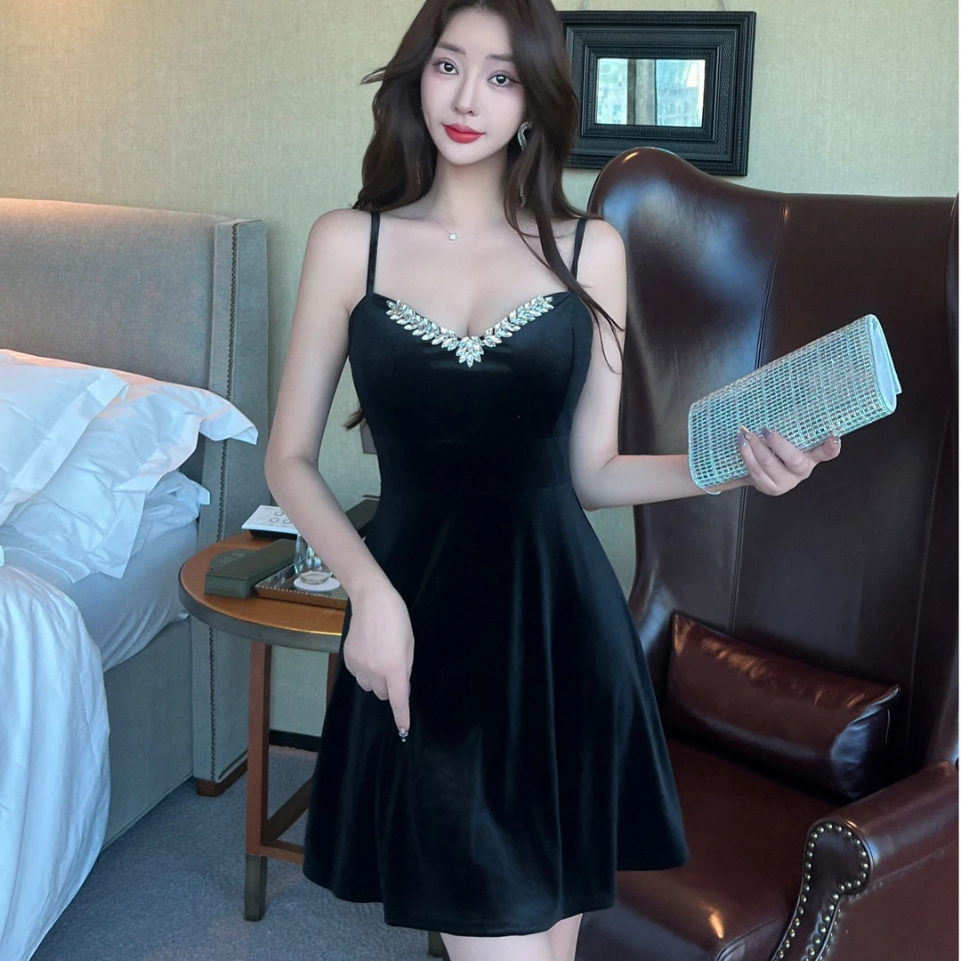 辣妹性感低胸内搭吊带金丝绒镶钻连衣裙秋冬收腰显瘦大摆收腰裙子