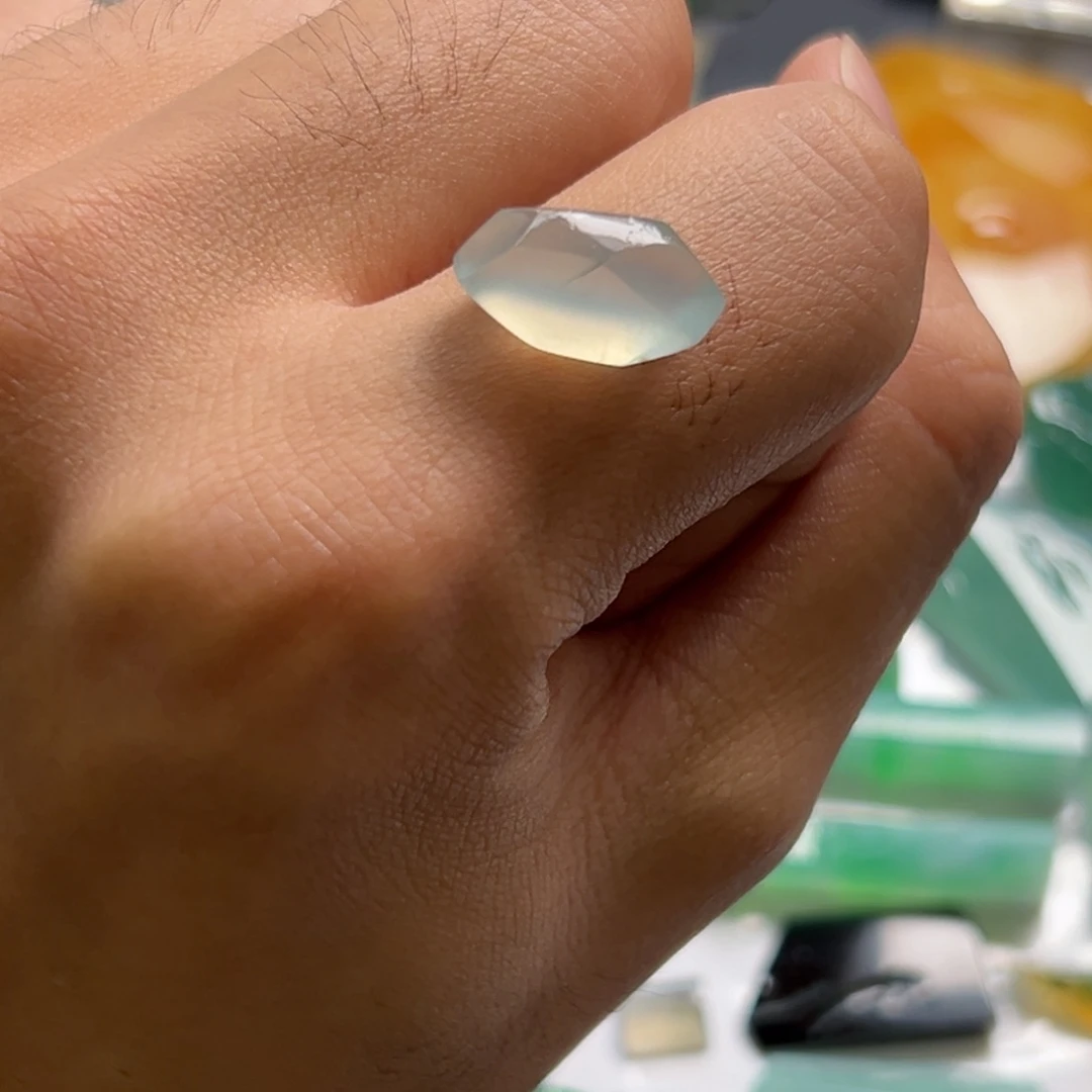 定制翡翠未镶嵌流****数高冰种玻璃底起光冰蓝戒面料