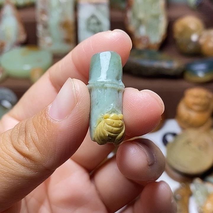颈饰未镶嵌岫岩河磨玉（透闪石质玉）