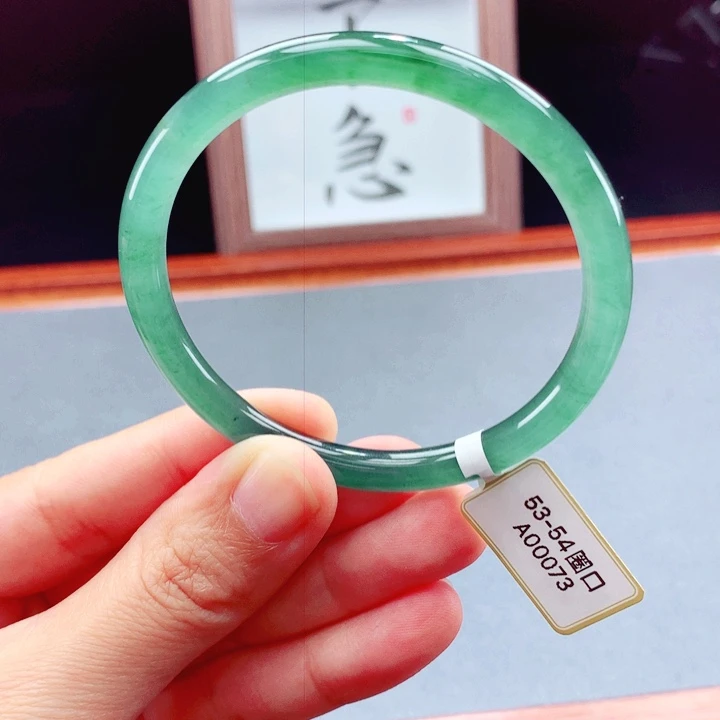 未镶嵌手镯翡翠圆镯