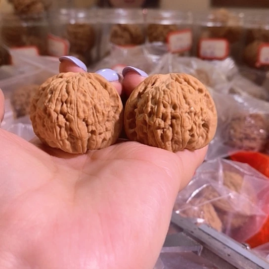 文玩核桃吊坠38白狮子有水尖