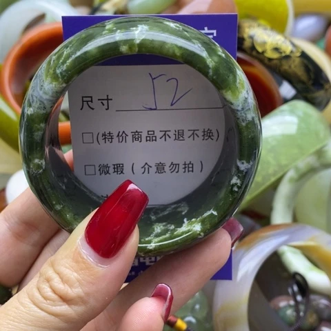 蛇纹石玉手镯未镶嵌