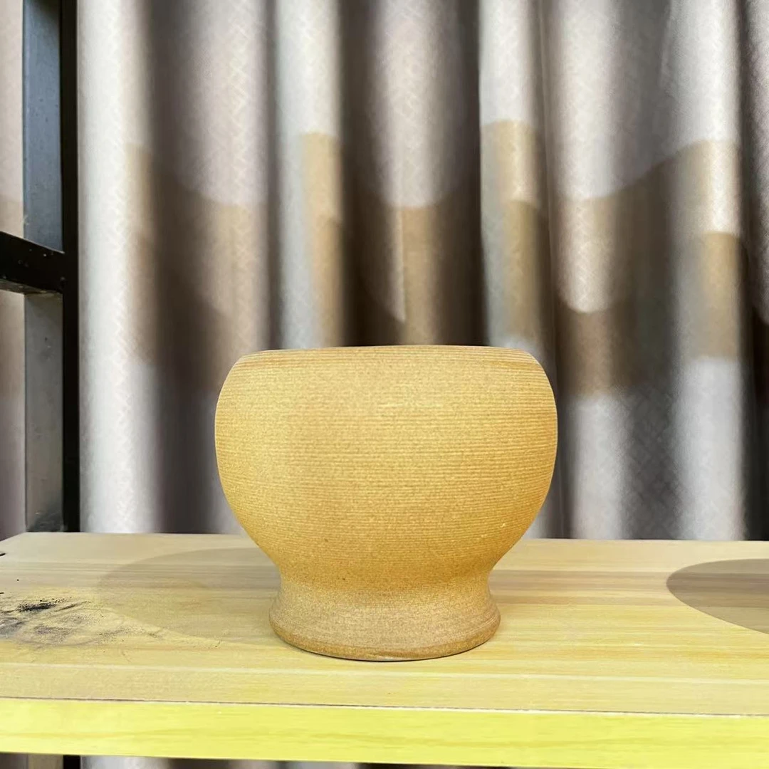 精选手工花瓶一只