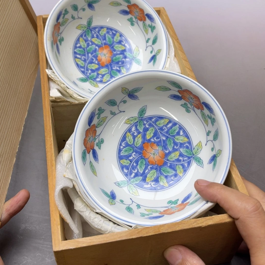 瓷片密密麻麻地铺满一