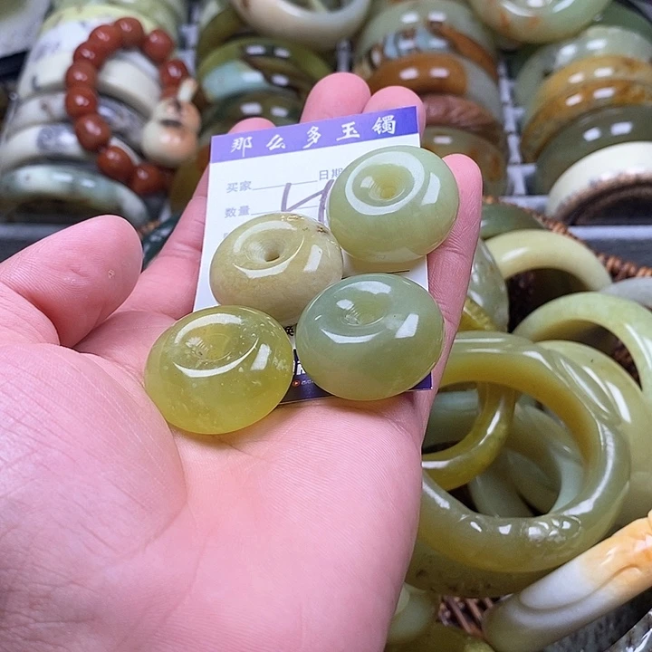 未镶嵌蛇纹石玉颈饰是***~