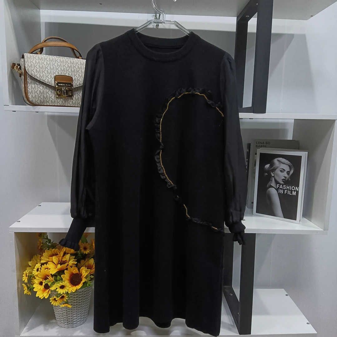 HY04431【春季新款】时尚圆领黑色拼雪纺星光木耳边中长款毛衣