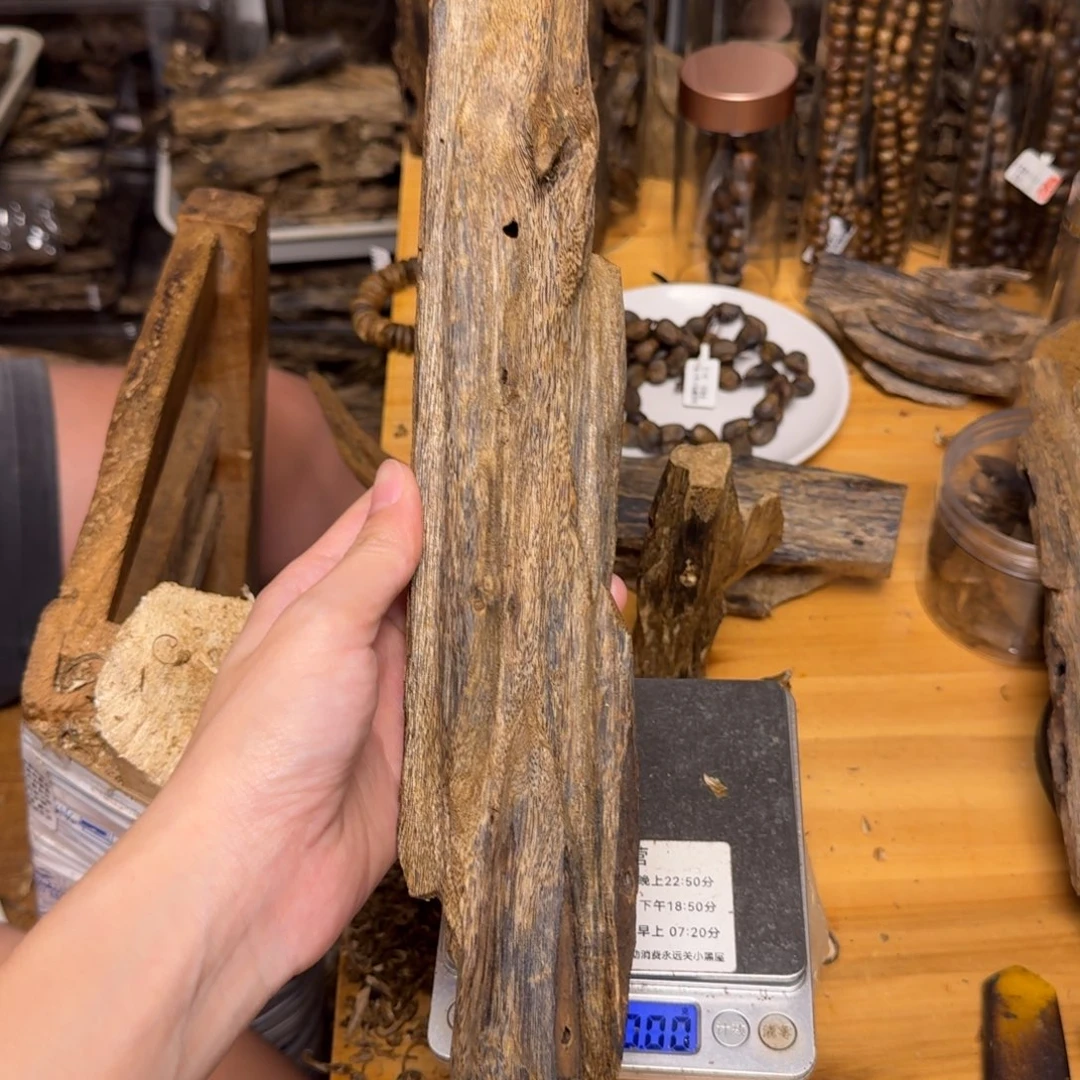 沉香碎屑沉香蓝宝石块料165克