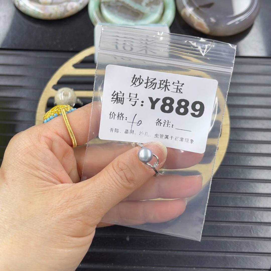 硅化珊瑚（珊瑚玉）瑕未镶嵌比***堡