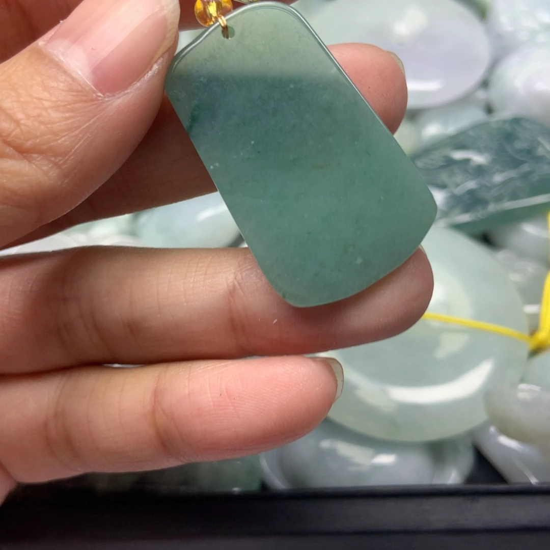 翡翠颈饰未镶嵌天然翡翠