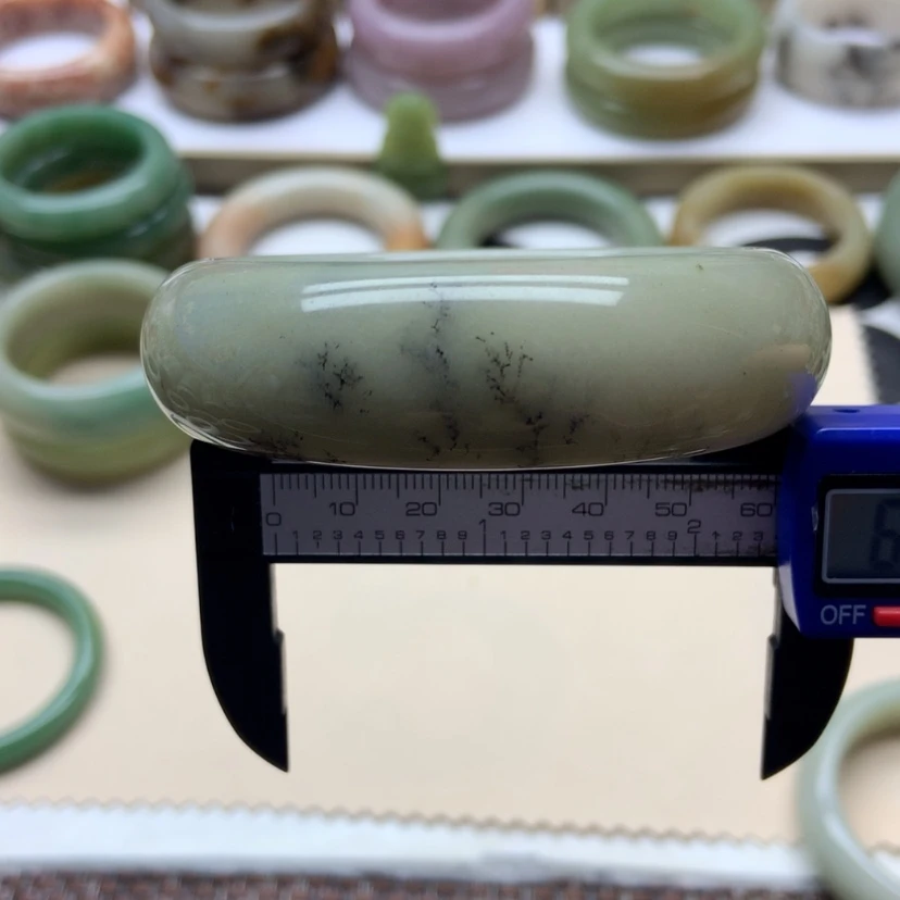 【闪购商品】未镶嵌手镯石英岩玉