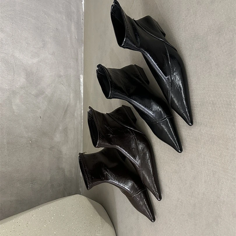 秋冬季新款短靴尖头粗跟方跟马丁靴时装单靴网红时尚韩版靴子皮靴