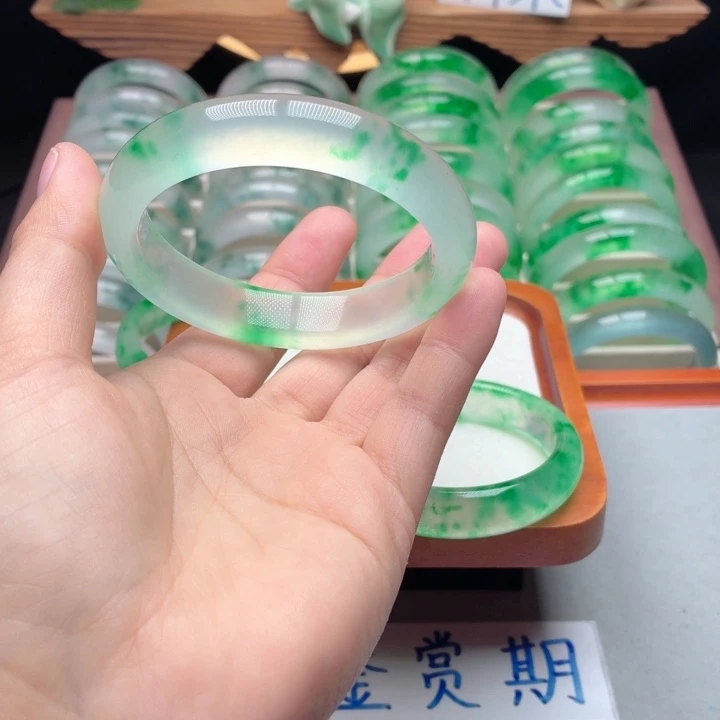 梦***蝶石英质玉未镶嵌手镯