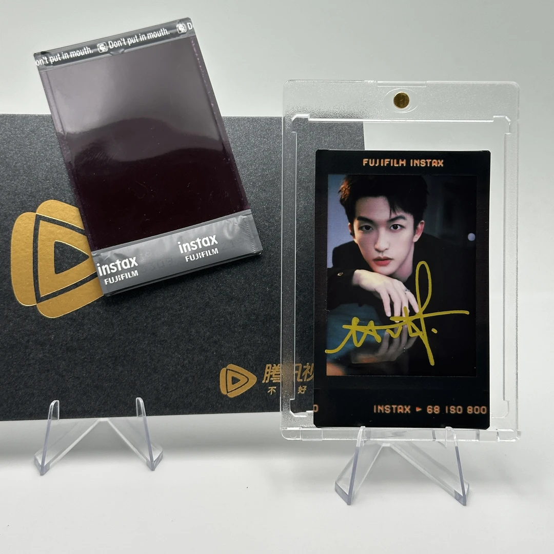 A736【黄子弘凡】 签名正品拍立得照片 黑胶