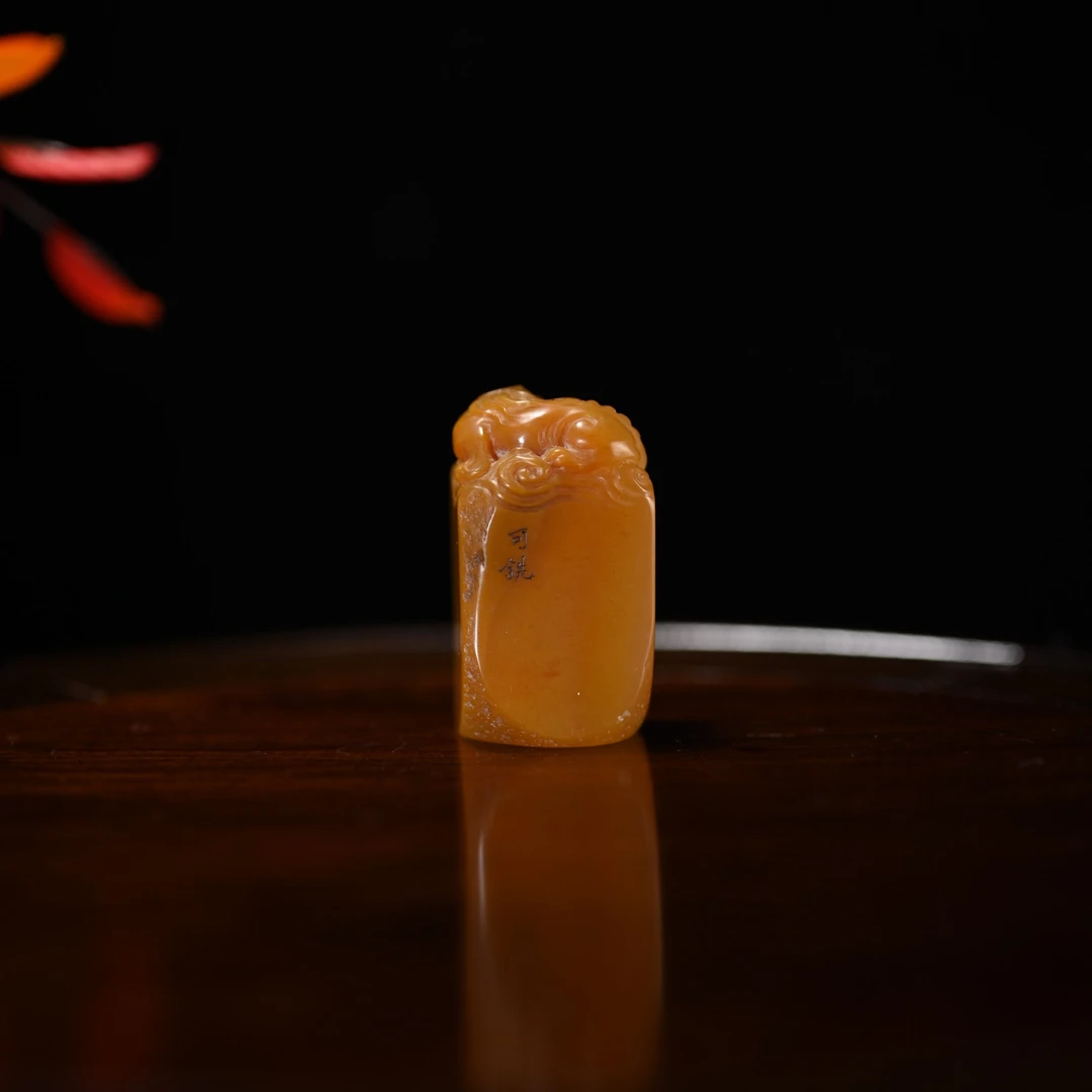 LOT8806 2511280008田黄石螭龙印章/保利