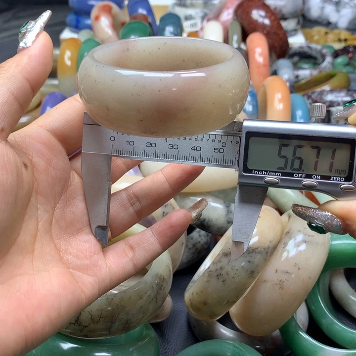 未镶嵌手镯石英质玉
