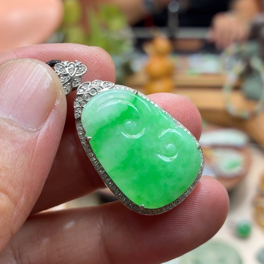 翡翠18K金镶嵌颈饰