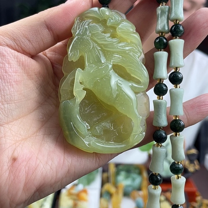 蛇纹石玉未镶嵌颈饰