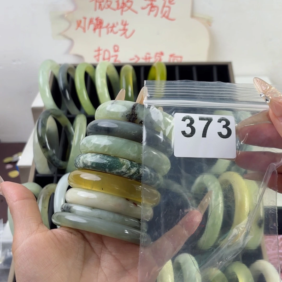 蛇纹石玉未镶嵌手镯是**吖