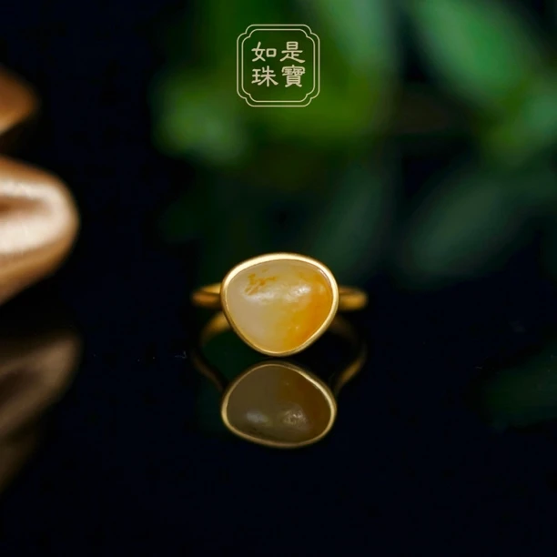 传承级18K金镶新疆和田玉大开门原皮原色浓洒金原生元宝型戒指