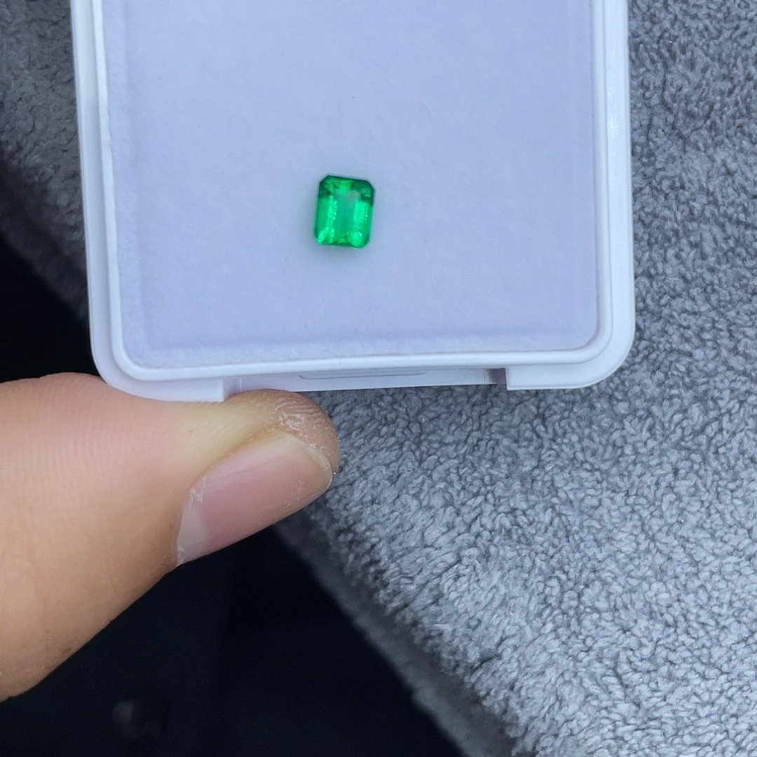 裸石祖母绿0.45Ct。