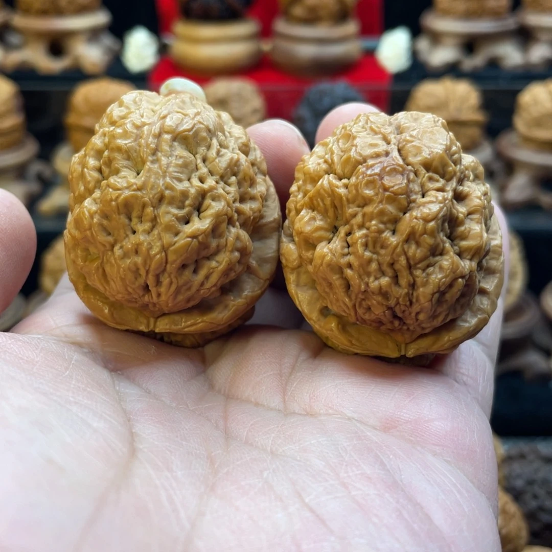 文玩核桃把件滚龙纹