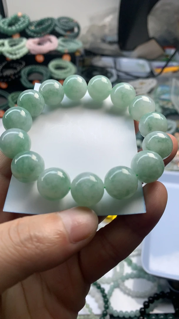 天然缅甸翡翠A货卡15飘花手串时尚睛底飘绿花手串男士飘花手串细。