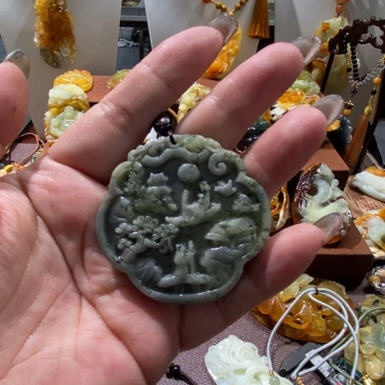 蛇纹石玉未镶嵌颈饰