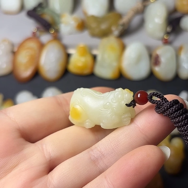 和田玉未镶嵌吊坠(赠链)