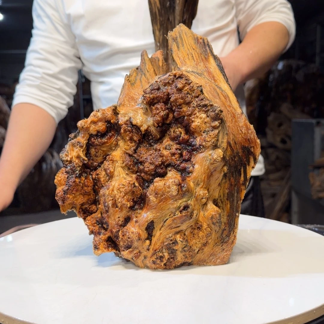 严***木王一刀琥珀木摆件92