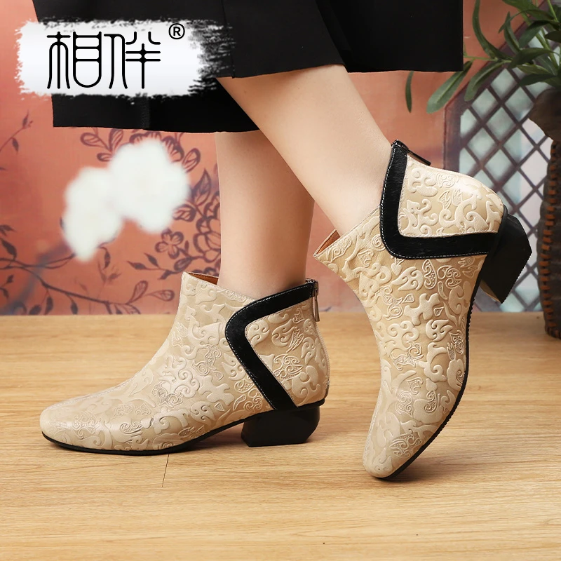 相伴手工真皮女士中跟软底民族风粗跟高跟秋冬中老年短靴53298