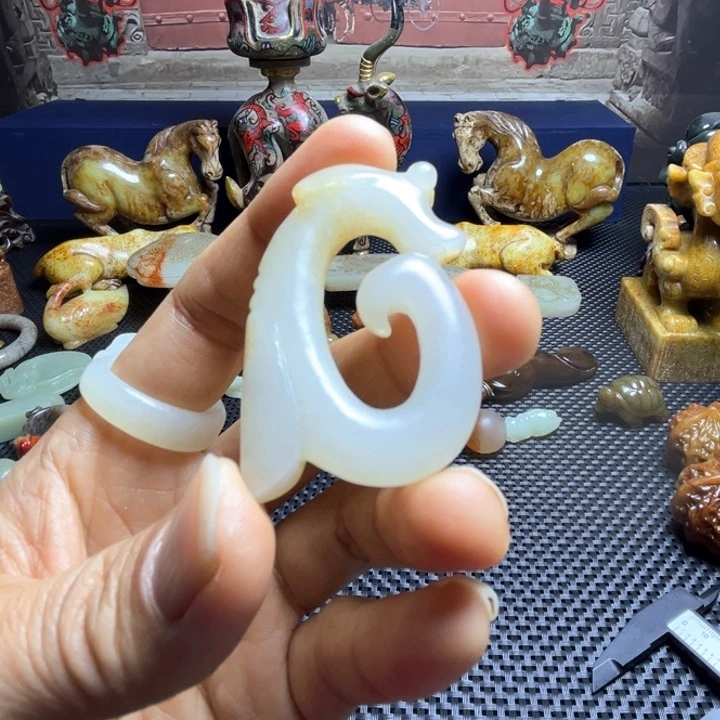 和田玉颈饰未镶嵌不****?