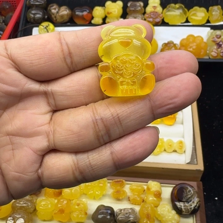 琥珀未镶嵌颈饰捧花熊