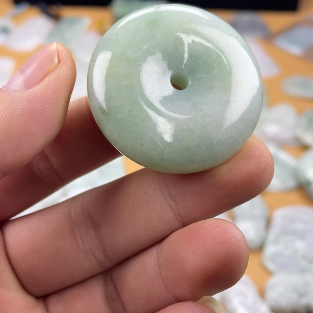 翡翠未镶嵌颈饰平安扣