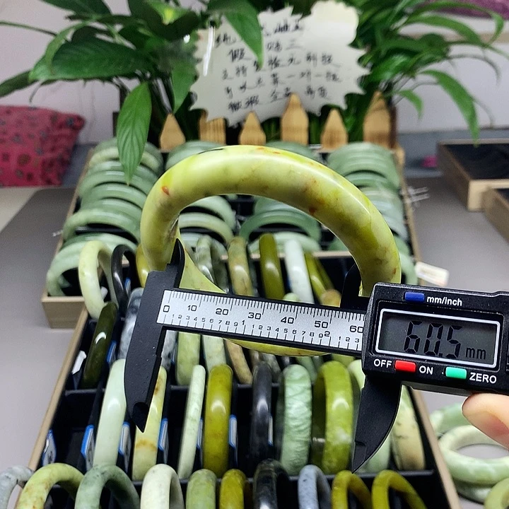 未镶嵌蛇纹石玉手镯100