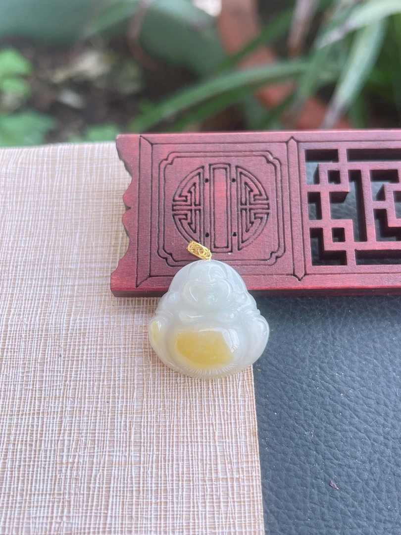 天然缅甸翡翠A货.水润细腻金色黄翡佛公吊坠.尺寸23.2-23.5-10