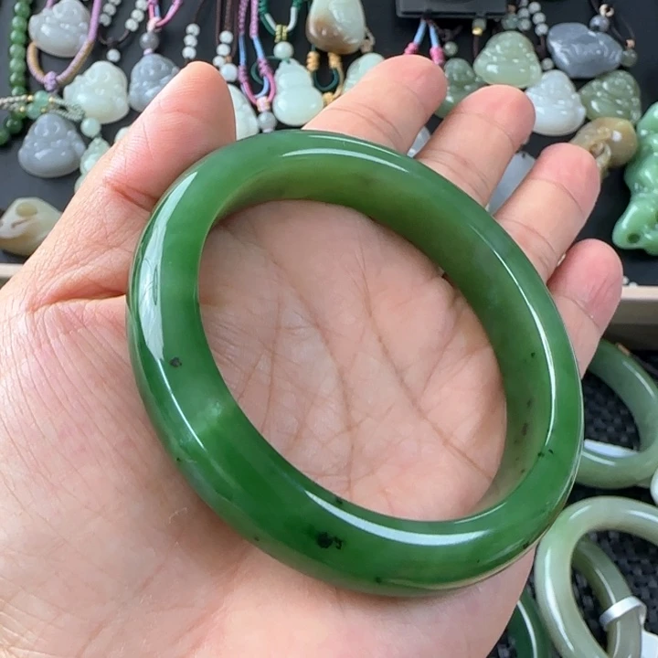 齐***车未镶嵌手镯和田玉