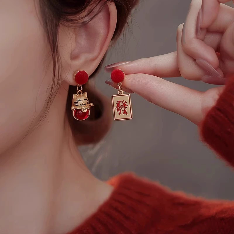 铜合金耳饰 新年红色招财猫不对称耳环女高级感耳坠 时尚小众耳饰