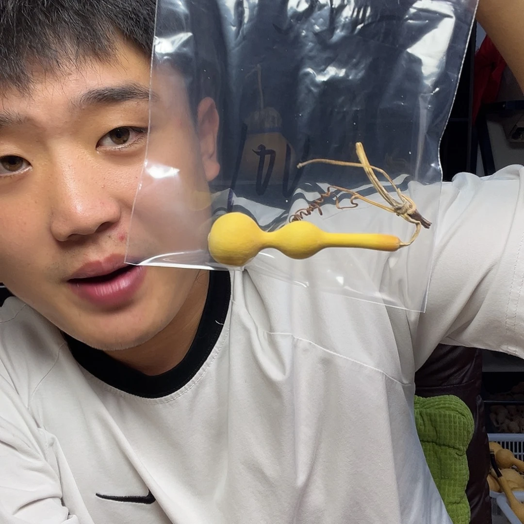 我们的明天，现在在外面吃饭(๑>◡<๑)